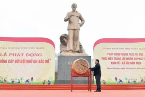 Đồng chí Phan Huy Ngọc, Chủ tịch Ủy ban nhân dân tỉnh Tuyên Quang đánh trống phát động Tết trồng cây và phong trào thi đua năm 2026.