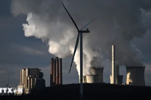 Khói thải bốc lên tại nhà máy điện than RWE. (Ảnh: Getty Images/TTXVN)