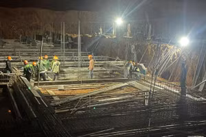 Công trường các dự án trọng điểm xây trường cho vùng cao vẫn sáng đèn trong cơn bão giá. 