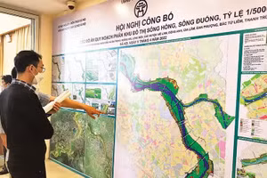 Người dân tìm hiểu Quy hoạch phân khu đô thị sông Hồng.