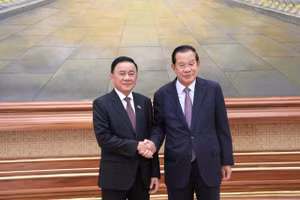 Thường trực Ban Bí thư Trần Cầm Tú và Chủ tịch Đảng Nhân Dân Campuchia, Chủ tịch Thượng viện Campuchia Hun Sen tại Trụ sở Thượng viện Campuchia sáng 10/4. (Ảnh: HUY VŨ)