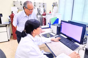 Hoạt động nghiên cứu khoa học tại Trường đại học Khoa học Tự nhiên, Đại học Quốc gia Hà Nội (Ảnh: HÀ LINH)