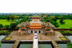Nhìn từ trên cao, Đại Nội Huế hiện lên rực rỡ, tỏa sáng giữa thành phố di sản. (Ảnh: LÊ HOÀNG)