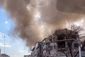Khói bốc lên sau các vụ không kích của lực lượng Mỹ-Israel nhằm vào các mục tiêu ở Tehran, Iran. (Ảnh: ANI/TTXVN)