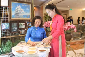 Chị Nguyễn Thị Vân đang tạo nên những bức tranh gạo độc đáo.