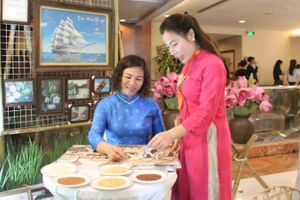 Chị Nguyễn Thị Vân đang tạo nên những bức tranh gạo độc đáo.