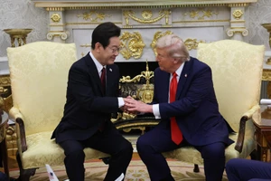 Tổng thống Lee Jae Myung (trái) trong cuộc hội đàm với Tổng thống Mỹ Donald Trump tại Washington DC ngày 25/8/2025. (Ảnh: YONHAP/TTXVN)