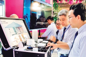 Kỹ sư công nghệ thông tin của VNPT Lâm Đồng giới thiệu công nghệ ứng dụng ngôi nhà thông minh.