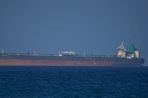 Tàu hàng di chuyển qua eo biển Hormuz ngày 8/4/2026. (Ảnh: AA/TTXVN)