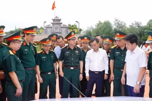 Ban Chỉ đạo tìm kiếm, quy tập và xác định danh tính hài cốt liệt sĩ tỉnh Quảng Trị kiểm tra thực địa, xem bản đồ xác định vị trí mộ liệt sĩ ở Câu Nhi.