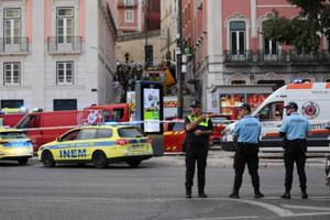 Tàu điện trật bánh ở Lisbon khiến 15 người tử vong