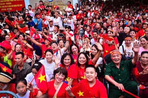 Người dân háo hức xem Lễ diễu binh, diễu hành sáng 2/9 tại đường Nguyễn Thái Học, Hà Nội. (Ảnh: BẢO LONG)