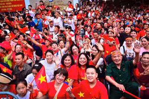 Người dân háo hức xem Lễ diễu binh, diễu hành sáng 2/9 tại đường Nguyễn Thái Học, Hà Nội. (Ảnh: BẢO LONG)