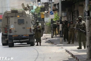 Các lực lượng Israel được triển khai tại thành phố Nablus, Bờ Tây. (Ảnh: THX/TTXVN)