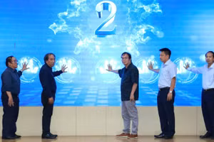 Các đại biểu thực hiện nghi thức phát động cuộc thi. 