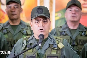 Bộ trưởng Quốc phòng Venezuela Vladimir Padrino Lopez (phía trước) phát biểu tại Thủ đô Caracas. (Nguồn: EFE/TTXVN)