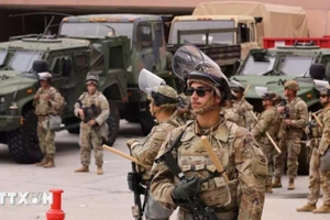 Binh sĩ thuộc lực lượng Vệ binh Quốc gia gác tại Los Angeles, California, Mỹ. (Ảnh: THX/TTXVN)