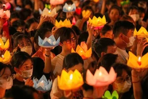 Lễ hoa đăng kính mừng Phật đản tại chùa Pháp Hoa, Thành phố Hồ Chí Minh thu hút đông đảo Phật tử, người dân tham dự. (Ảnh BTC)