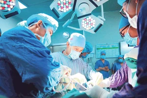 PGS, TS Nguyễn Mạnh Khánh và kíp phẫu thuật chấn thương chỉnh hình tại Bệnh viện Việt Đức.