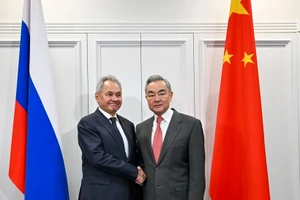 Bộ trưởng Ngoại giao Trung Quốc Vương Nghị và Thư ký Hội đồng An ninh Nga Sergei Shoigu. (Ảnh: THX/TTXVN)