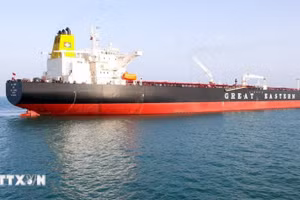 Tàu chở dầu thô cập cảng ở Mundra, Ấn Độ sau khi băng qua eo biển Hormuz, ngày 18/3. (Ảnh: ANI/TTXVN)