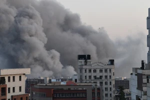 Khói bốc lên sau cuộc tấn công tại Tehran, Iran, ngày 6/3/2026. (Ảnh: THX/TTXVN)