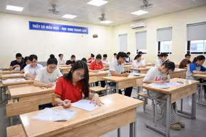 Thí sinh tại điểm thi Trường trung học cơ sở Nguyễn Trường Tộ, Hà Nội. (Ảnh THẾ ĐẠI)
