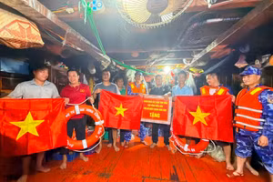 Cảnh sát biển trao quà tặng tàu cá ngư dân.