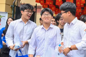 Thí sinh tham dự Kỳ thi tốt nghiệp trung học phổ thông năm 2026 tại điểm thi Trường THPT Trần Phú (Hoàn Kiếm, Hà Nội) (Ảnh: THẾ ĐẠI)