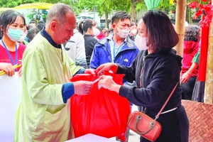 Người bệnh và người thân tham gia “Hội chợ 0 đồng”, “Đường hoa Xuân” trong khuôn viên cơ sở Tân Triều (Bệnh viện K).