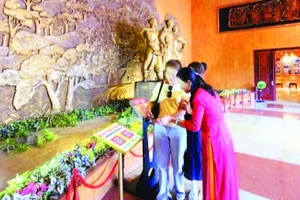 Du khách tìm hiểu Bảo tàng Quang Trung thông qua việc quét mã QR, quét NFC. (Ảnh: MINH PHÚC)