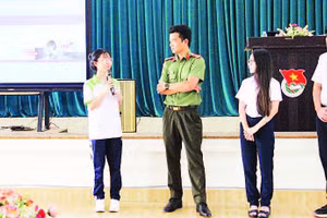 Phòng An ninh mạng và phòng chống tội phạm sử dụng công nghệ cao, Công an tỉnh Tây Ninh tổ chức tuyên truyền pháp luật phòng ngừa tội phạm bắt cóc online và hướng dẫn sử dụng mạng xã hội an toàn, lành mạnh cho học sinh của Trường THPT Tây Ninh (phường Tân Ninh, tỉnh Tây Ninh). (Ảnh: BAN TỔ CHỨC)