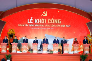 Tổng Bí thư Tô Lâm, Thủ tướng Phạm Minh Chính và các đồng chí lãnh đạo, nguyên lãnh đạo Đảng, Nhà nước thực hiện nghi thức khởi công dự án xây dựng Bảo tàng Đảng Cộng sản Việt Nam. (Ảnh: Thống Nhất – TTXVN)