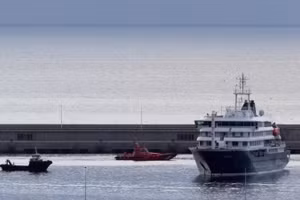 Tàu du lịch MV Hondius tại cảng Granadilla ở Tenerife, Tây Ban Nha, ngày 10/5/2026. (Ảnh: THX/TTXVN)