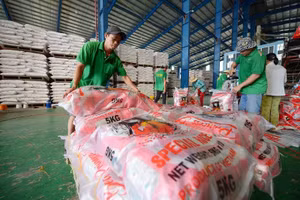 Đóng gói gạo xuất khẩu tại Công ty TNHH Chơn Chính, Đồng Tháp. (Ảnh: ĐỨC ANH)