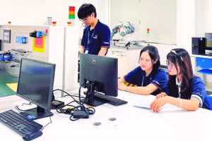 Sinh viên tại phòng thực hành Robot và Trí tuệ nhân tạo của Đại học Phenikaa.