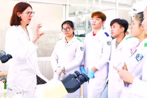 Giáo sư Emilie Allard-Vannier, Đại học Tours (Pháp) hướng dẫn sinh viên Trường đại học Khoa học Sức khỏe (Đại học Quốc gia Thành phố Hồ Chí Minh) làm thí nghiệm. (Ảnh: UHS)