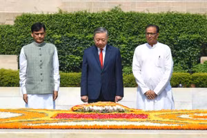 Tổng Bí thư, Chủ tịch nước Tô Lâm đặt vòng hoa tưởng niệm Mahatma Gandhi. (Ảnh: Uni India)