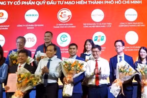 Lãnh đạo Thành phố Hồ Chí Minh chụp ảnh lưu niệm cùng các cổ đông sáng lập Quỹ Đầu tư mạo hiểm Thành phố Hồ Chí Minh.