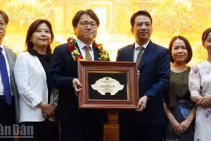 Trao danh hiệu “Công dân danh dự thành phố Huế” cho ông Kang Bong Jun (người mặc áo đen bên trái).