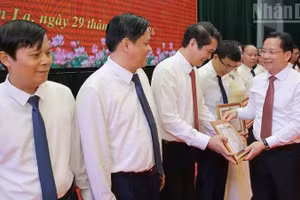 Đồng chí Hoàng Văn Nghiệm, Ủy viên Trung ương Đảng, Bí thư Tỉnh ủy Sơn La tặng Bằng khen của Ban Thường vụ Tỉnh ủy Sơn La cho các tập thể, cá nhân. 