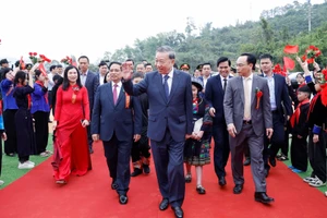  Tổng Bí thư Tô Lâm và Thủ tướng Phạm Minh Chính dự Lễ khởi công, động thổ đồng loạt các trường nội trú liên cấp biên giới tại xã Đồng Đăng, tỉnh Lạng Sơn. (Ảnh: Thống Nhất – TTXVN) 