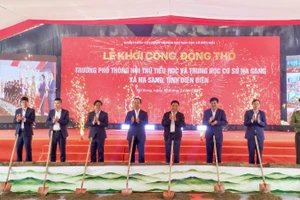 Đồng chí Nguyễn Văn Thắng, Bộ trưởng Tài chính cùng các đồng chí lãnh đạo tỉnh Điện Biên thực hiện nghi thức khởi công xây dựng Trường nội trú liên cấp Na Sang. 