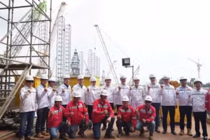 Chủ tịch Hội đồng thành viên Petrovietnam Lê Ngọc Sơn và các đồng chí lãnh đạo Tập đoàn, lãnh đạo các đơn vị thành viên, người lao động quyết tâm hoàn thành dự án Lô B.