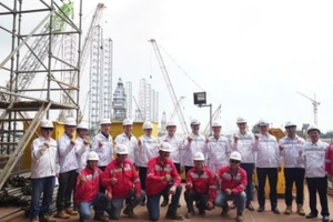 Chủ tịch Hội đồng thành viên Petrovietnam Lê Ngọc Sơn và các đồng chí lãnh đạo Tập đoàn, lãnh đạo các đơn vị thành viên, người lao động quyết tâm hoàn thành dự án Lô B.