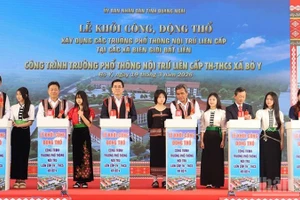 Lãnh đạo các bộ, ngành và tỉnh Quảng Ngãi thực hiện nghi thức khởi công xây dựng trường phổ thông nội trú liên cấp xã biên giới Bờ Y.