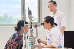 Các y, bác sĩ Bệnh viện đa khoa Thường Tín (Sở Y tế Hà Nội) khám sức khỏe định kỳ cho người dân trên địa bàn thành phố Hà Nội.