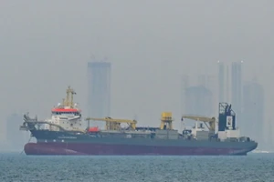 Tàu thương mại thả neo ngoài khơi Dubai, Các tiểu vương quốc Arab thống nhất (UAE) khi tuyến hàng hải qua eo biển Hormuz bị gián đoạn do xung đột, ngày 2/3/2026. (Ảnh: AA/TTXVN)