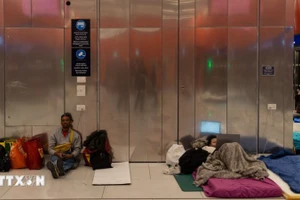 Người dân ngủ qua đêm tại nhà ga tàu điện ngầm để tránh xung đột, tại Tel Aviv, Israel, ngày 2/3/2026. (Ảnh: THX/TTXVN)