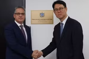 Đại diện Bộ Ngoại giao Cuba và Bộ Ngoại giao Hàn Quốc trong buổi lễ khánh thành tấm biển trước lễ khánh thành chính thức Đại sứ quán Cuba tại Seoul, ngày 10/6. (Ảnh: Yonhap/TTXVN)